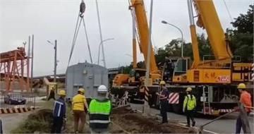 港區驚魂！挖土機鏟斗「越線」　水泥列車當場出軌卡在花蓮港