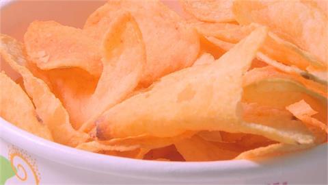 追劇吃零食好療癒？醫曝「3隱藏成分」超傷腎嚴重恐致心臟驟停！