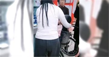 用輪椅推患病親屬領錢被拒！家屬氣炸：人都快沒氣了　銀行道歉了