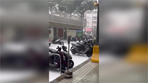 快新聞／豪大雨炸台中！西屯驚現「泡泡路」　網友看傻：像在洗地