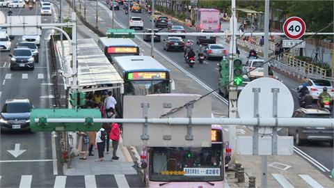 北市公車門夾傷人「4年增逾1.5倍」　　議員轟：防夾系統安裝慢