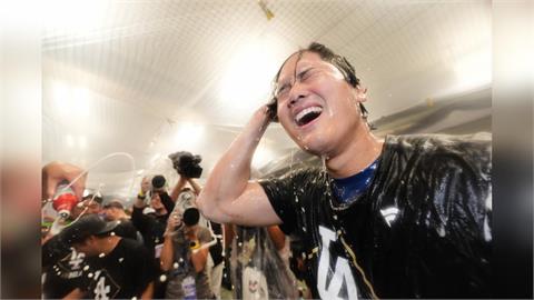 MLB(影)／大谷翔平全身濕透嗨洗晉級香檳浴！盛讚佐佐木朗希投球可靠令人安心
