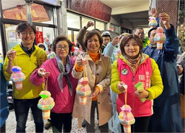 快新聞／「痛車」也來了！台中元宵活動冒雨登場　何欣純：像搭時光機重返童年