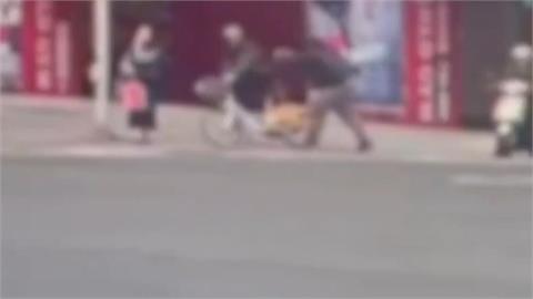 男騎YouBike等紅燈突被狠推　陌生男子竟稱「你先撞到我」