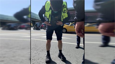 別跑！騎士躲檢加速逃　勇警跳上車死命環抱摔車