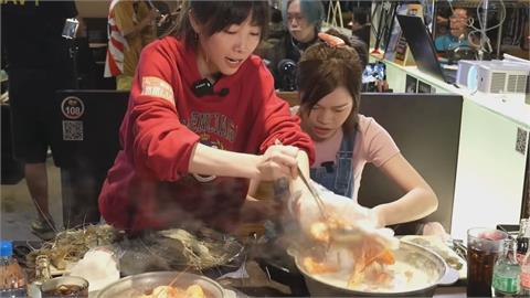 大胃王正妹不怕燙！「徒手從熱湯撈蝦」直接開吃　網驚：練成鐵沙掌