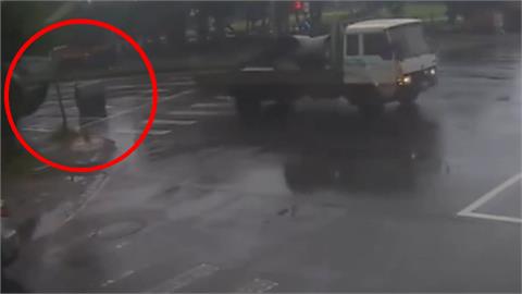 險象環生！大貨車綠燈剛起步　２００公斤鋼捲掉落馬路