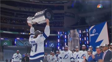 防疫泡泡裡打出冠軍 閃電高捧NHL史坦利盃