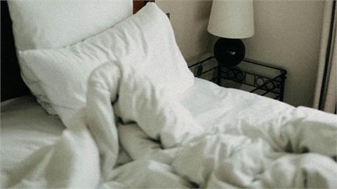 人妻抓包尪帶女助理「闖主臥激戰」！還在自家醫院「樓梯間咬咬」下場曝光