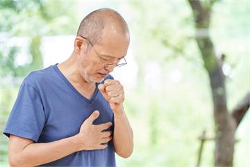 感冒出現「喘鳴聲」得當心！RSV病毒威脅長者健康　嚴重恐演變肺炎重症