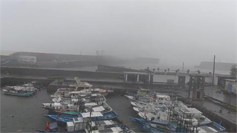 綠島版水往上流！強風捲起瀑布飛起　楊柳17級強陣風釀奇景