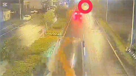 快新聞/宜蘭24歲員警執蕭美琴交管遭撞「臟器外露」!廂型車肇事畫面曝