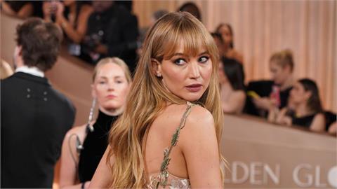 珍妮佛勞倫斯「戰袍大薄片」全身透視！「尺度太猛」本人也嚇傻：我快全裸了