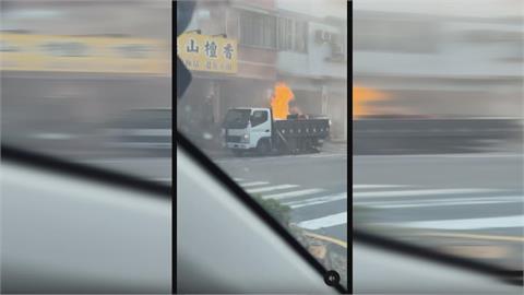 火燒車！貨車載１千公斤鋰電池　後車斗燒成火球