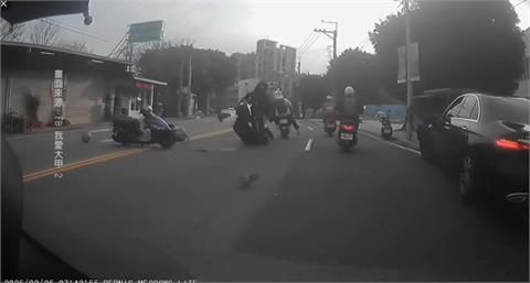 驚險！婦人騎車「鬼切」撞飛雙載騎士　竟還先怒罵對方