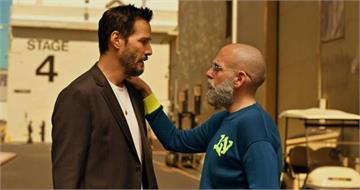 「殺神」基努李維全新俐落短髮亮相　時隔 30 年《腥途惡果》再同框卡麥蓉狄亞