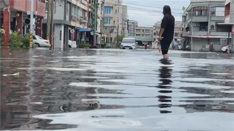年度大潮+颱風外圍環流！　屏東東港水漫道路淹入民宅