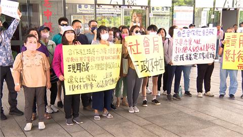 「兩個小孩要吃飯」居服員媽媽控長照機構欠薪　30人中市府前陳抗
