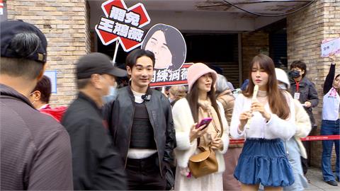 罷免王鴻薇.徐巧芯團體快閃連署 網紅八炯站台聲援還發「這東西」