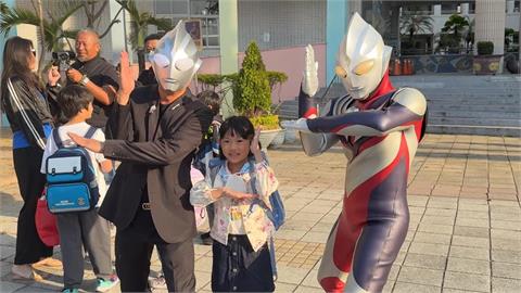 開學了！國小校長老師給能量　化身「超人力霸王」迎接學童