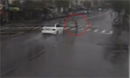 誰闖燈？買菜婦走在斑馬線　遭轎車撞飛身亡