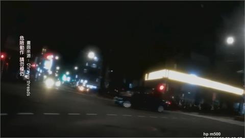 特技？男子趴引擎蓋、轎車狂飆甩尾　目擊民眾嚇壞