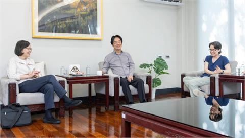 蔡英文臉書曬合照！　到訪官邸為賴清德、蕭美琴打氣