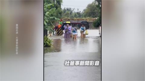 雲林四湖鄉告別式遇大雨淹水　敬業！送行隊伍「涉水而行」墊高棺木