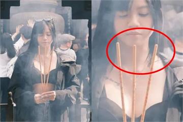 為流量連神都騙？大馬網紅「露奶拜拜」被轟褻瀆　網抓包：香都沒點