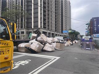 【有片】小客車鬼切與直行大貨車碰撞　貨物散落一地阻通行 