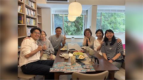 快新聞／沈伯洋是特效藥！親拜訪著名雜誌創辦人婆婆　不斷大喊：我愛Puma
