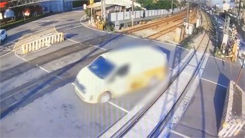 千鈞一髮！廂型車闖平交道卡鐵軌　駕駛急按鈴求救影片曝光