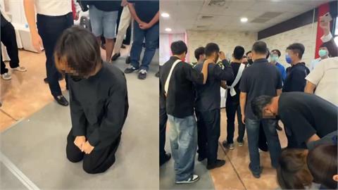 突現身女警告別式！女大生下跪「家屬轉身不看」親友當面嗆：沒誠意就不要進