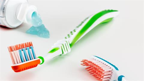 國旅再翻車？二寶媽住高級飯店要牙膏被叫「自己下樓買一組100」網炸鍋：真盤