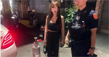 桃園白色賓士女駕駛疑吸笑氣逆向撞2車肇逃　警半小時逮人