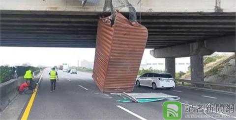 快新聞／國1麻豆段聯結車卡橋墩　「貨櫃倒立」一度全線封閉