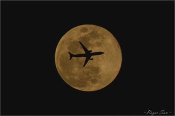 重現E.T.經典！攝影達人花兩年拍到「飛機穿月球」 