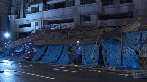 新北狂風暴雨惹禍　中和3層樓高鷹架整片倒塌