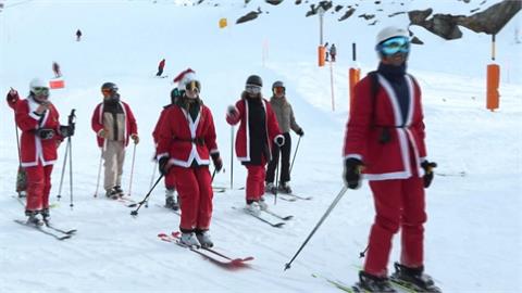 耶誕老人瘋運動！　趕場瑞士滑雪、利物浦馬拉松