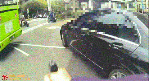 好蠢！警察面前「喪屍菸彈掉出來」　毒蟲猛踩油門落跑遭開2槍