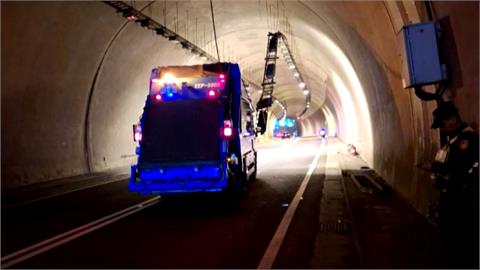 恐怖！台62隧道支撐架銹蝕　隧道線槽墜落砸車
