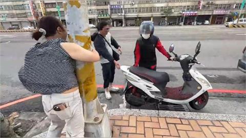 快新聞／薔琵狂風太猛！梧棲騎士卡路中　《民視》記者幫牽車「緊抱電線桿」