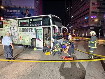 快新聞／台北車站前老翁遭客運擦撞捲車底　警消急救出幸無大礙
