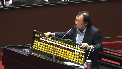 快新聞／總預算覆議遭藍白封殺！　王世堅送卓榮泰「超大算盤」喊：精打細算