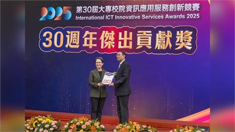 【淡江傳真】教育部資訊應用服務創新競賽揭曉 淡江獲「傑出貢獻獎」由蕭美琴親頒