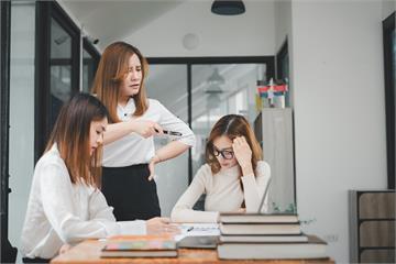 職場生存戰：5大關鍵時刻必須勇敢越級報告！