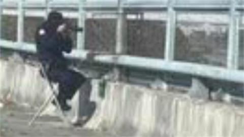 國道警取締超速「開洞」惹議  亂扔東西往橋下丟恐砸車