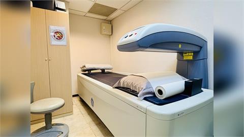 50歲乳癌婦人移機車竟骨折　醫揭「抗荷爾蒙治療」恐讓骨質加速流失