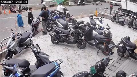 離譜！修車催油門試車「翹孤輪」　下秒撞上婦人畫面曝光