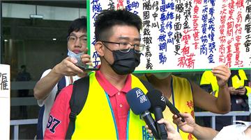 神腦工會舉牌抗議 公司無故解雇員工